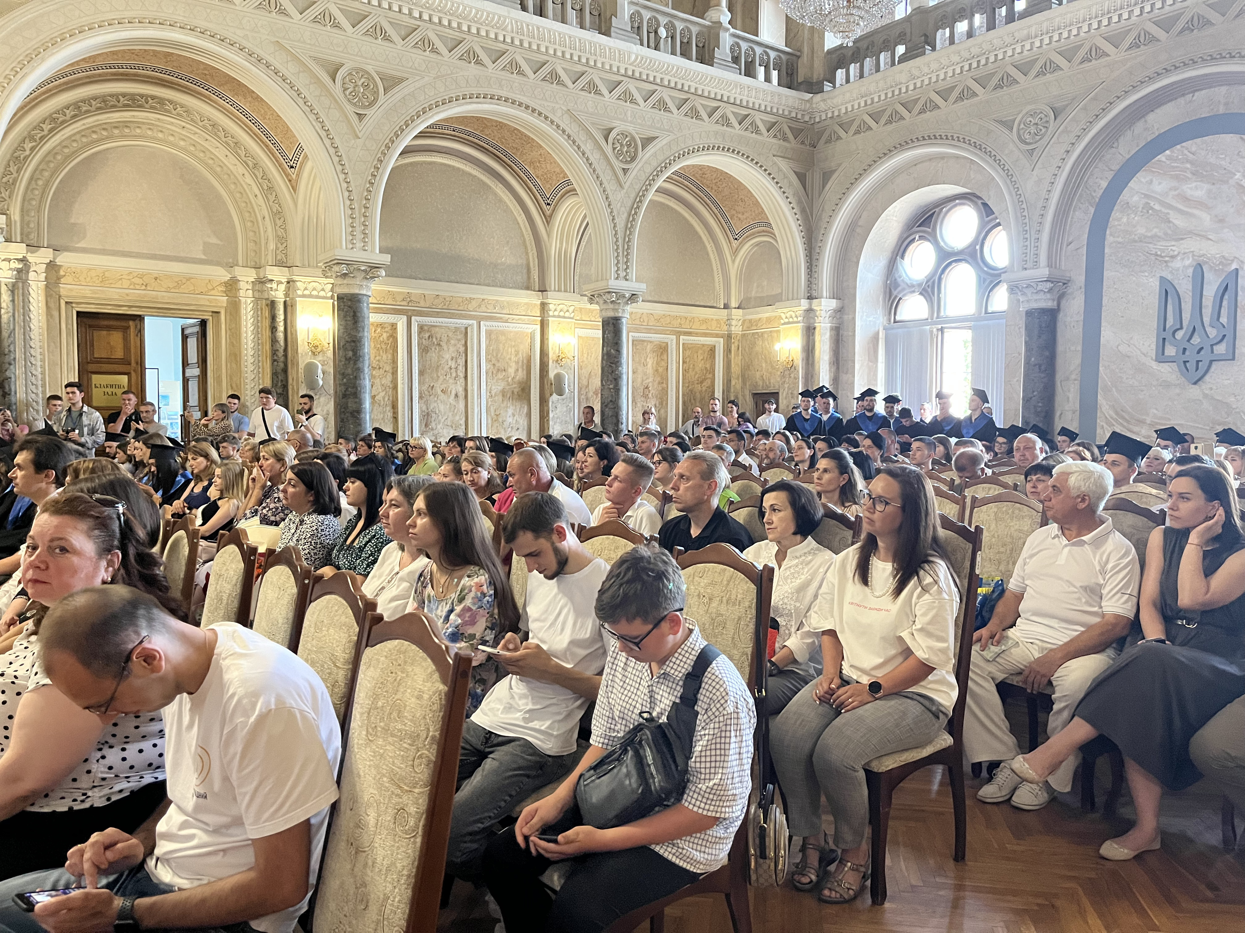 Викладачі та рідні випускників