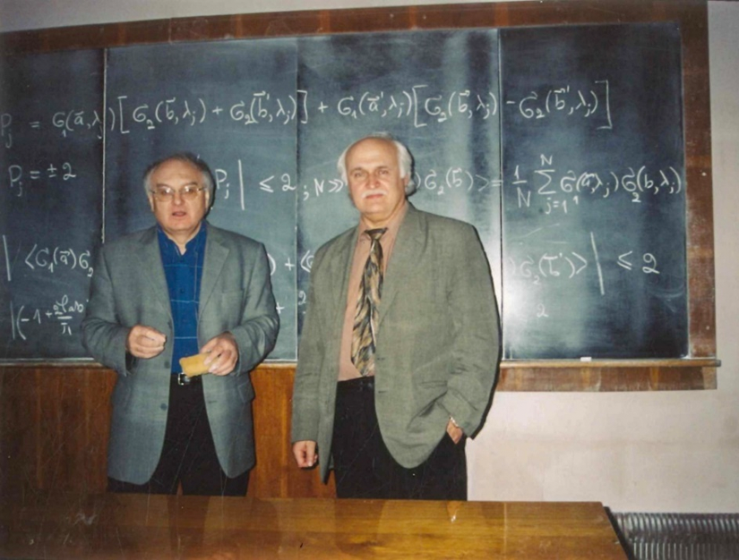 2004 р. Микола Ткач та Іван Вакарчук, як запрошений професор,  на фізичному факультеті ЧНУ ім. Ю. Федьковича