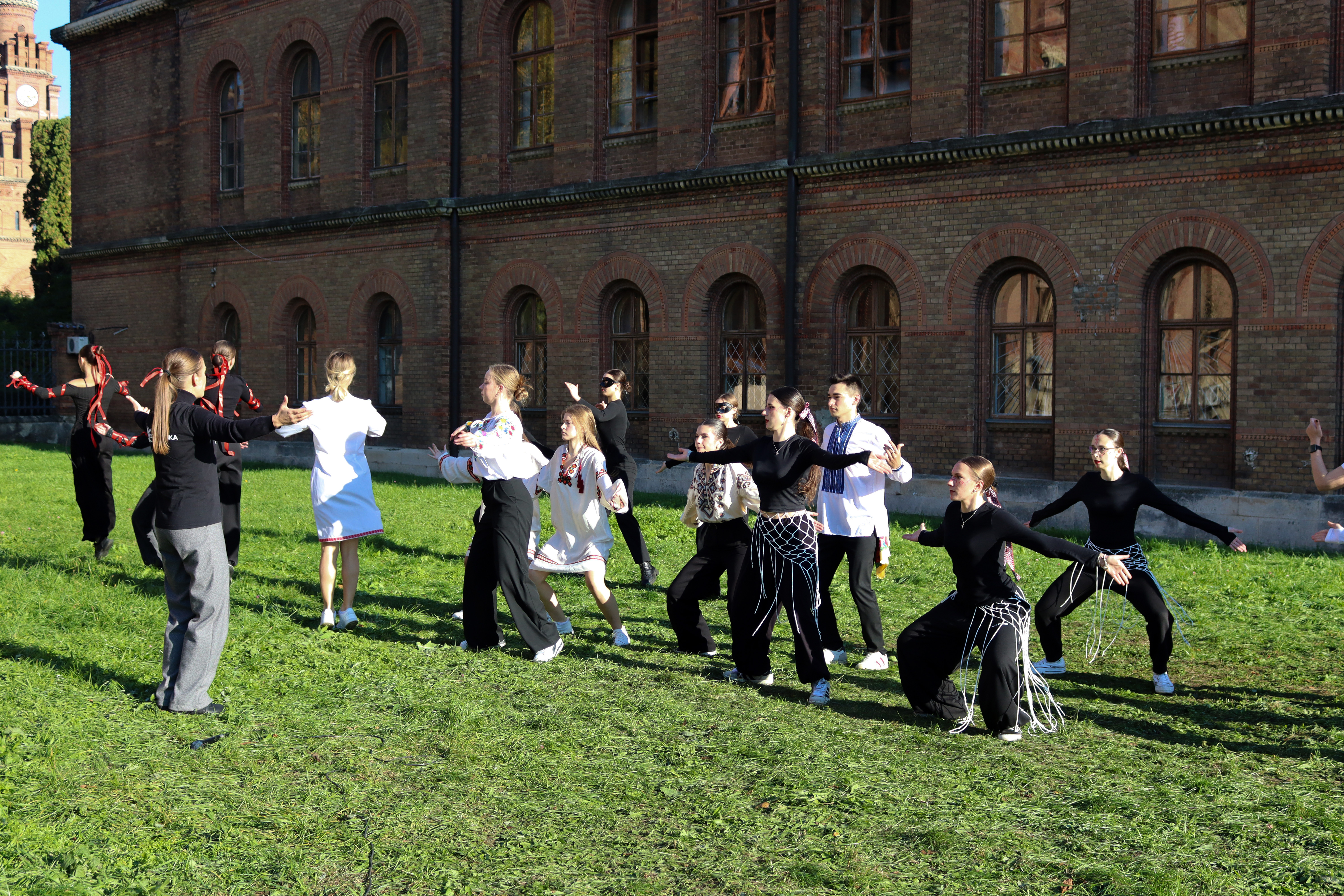 Танець єднає студентів: у ЧНУ відбувся конкурс «Лови ритм – 2025»