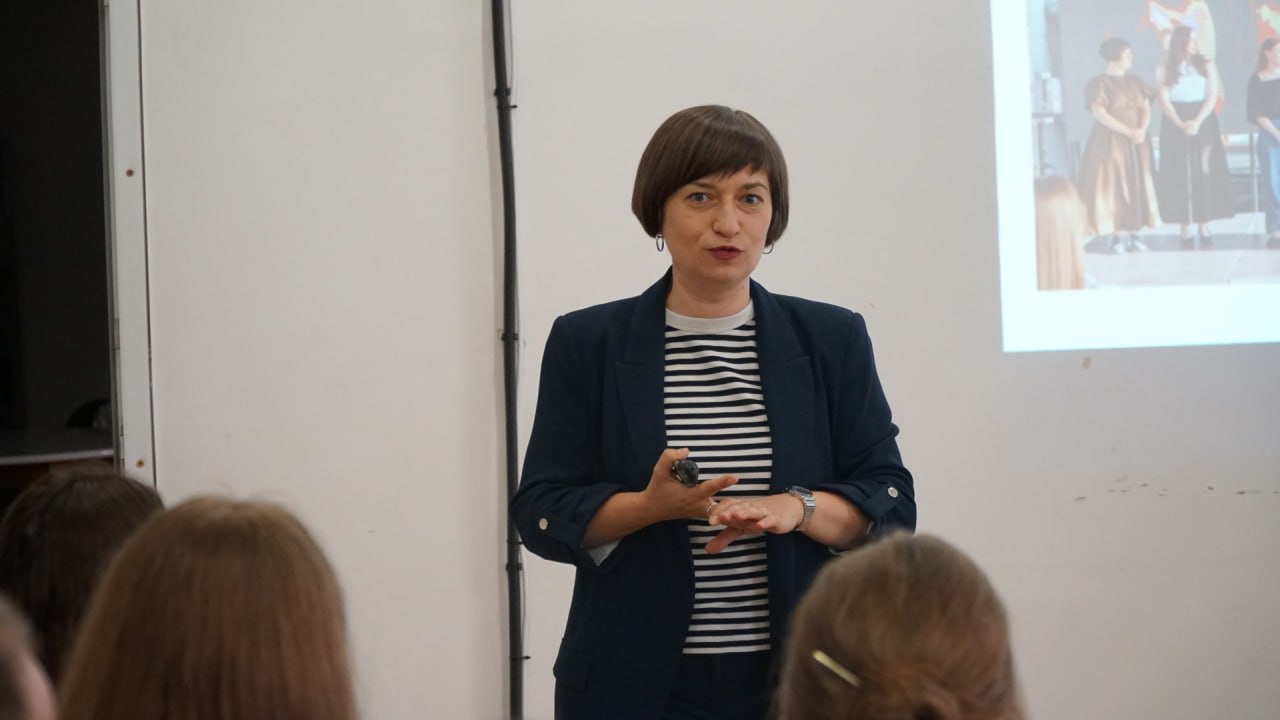 Доцентка кафедри журналістики ЧНУ Лілія Шутяк презентувала в Чернівцях підлітковий тікток-серіал про кібербулінг «Злив»
