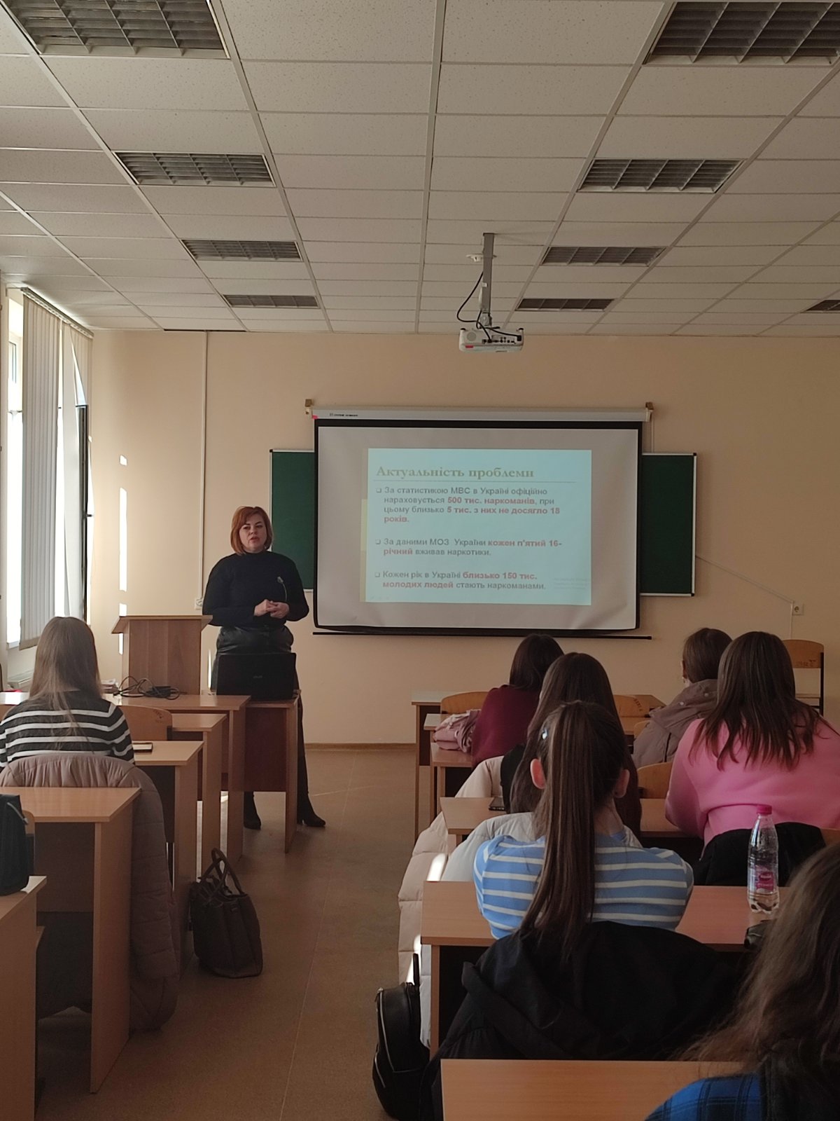 6.11 відбулася зустріч студентів І курсу з лікарем Чернівецького й обласного центру контролю профілактики хвороб. Темою обговорення була профілактика наркотичної залежності серед сучасної молоді.