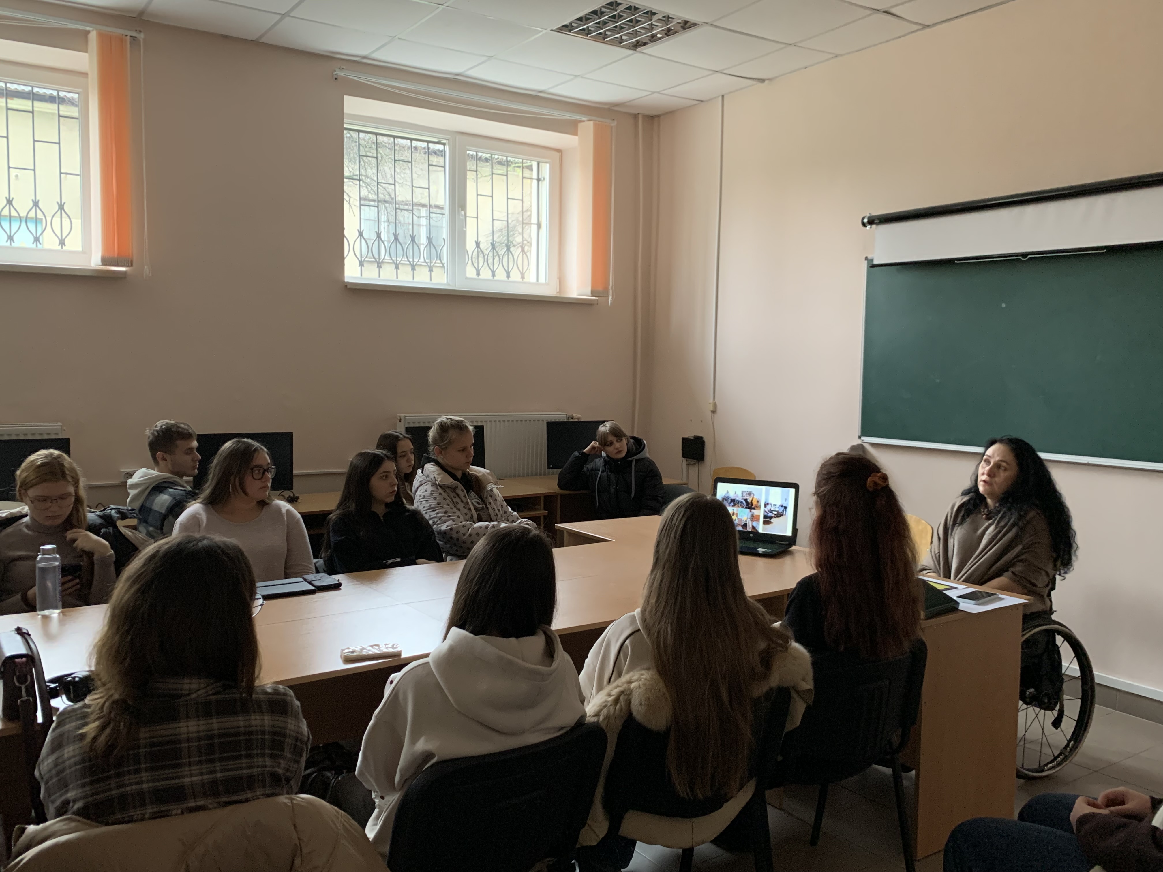  Безбар’єрне середовище в дії: гостьова лекція з експерткою   
