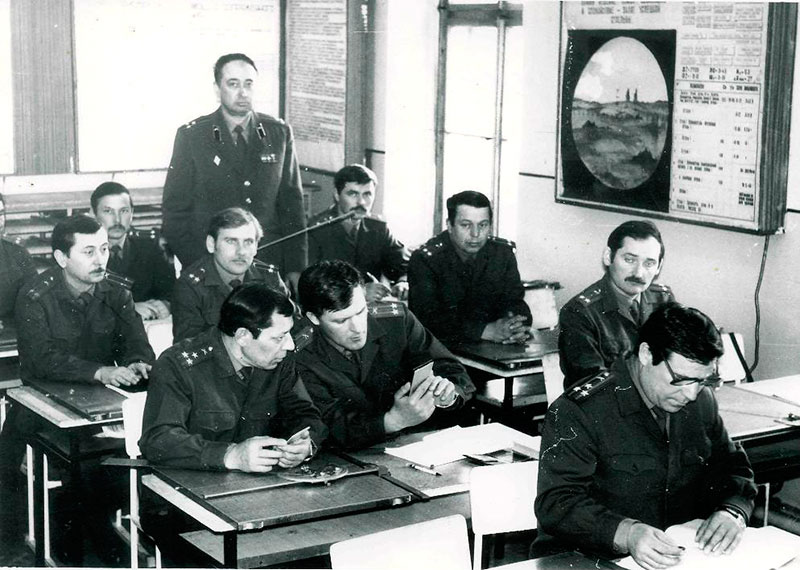 Начальник кафедри полковник Чабаненко В.П. проводить методичні заняття з викладачами кафедри. 1992 рік