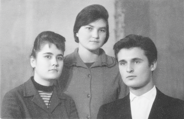 1964 р. Микола Ткач з однокласницями з Іванівецької середньої школи  Лідією Коханчук та Марією Богайчук, також студентками фізико-математичного факультету