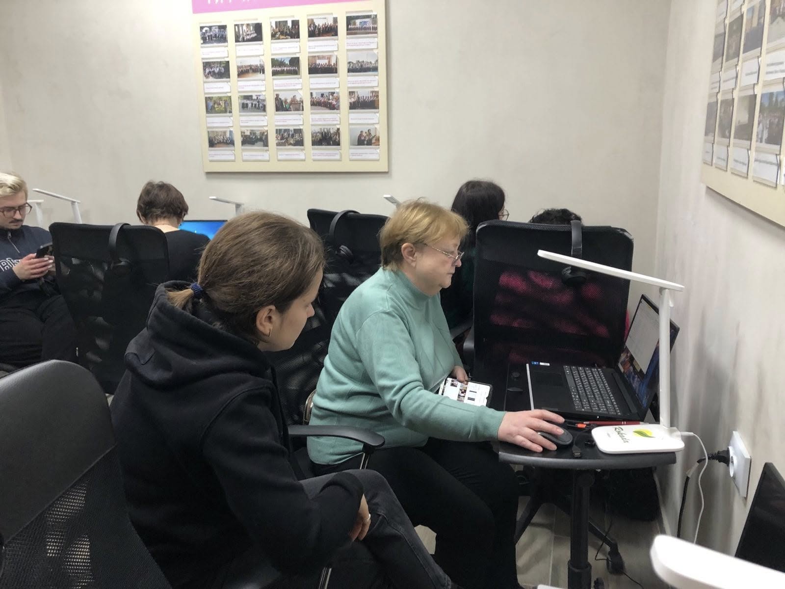 Студенти та викладачі ФМІ допомагають особам поважного віку опановувати основи комп'ютерної грамотності
