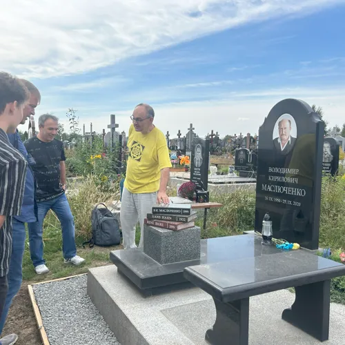 На могилі Володимира Маслюченка (2)
