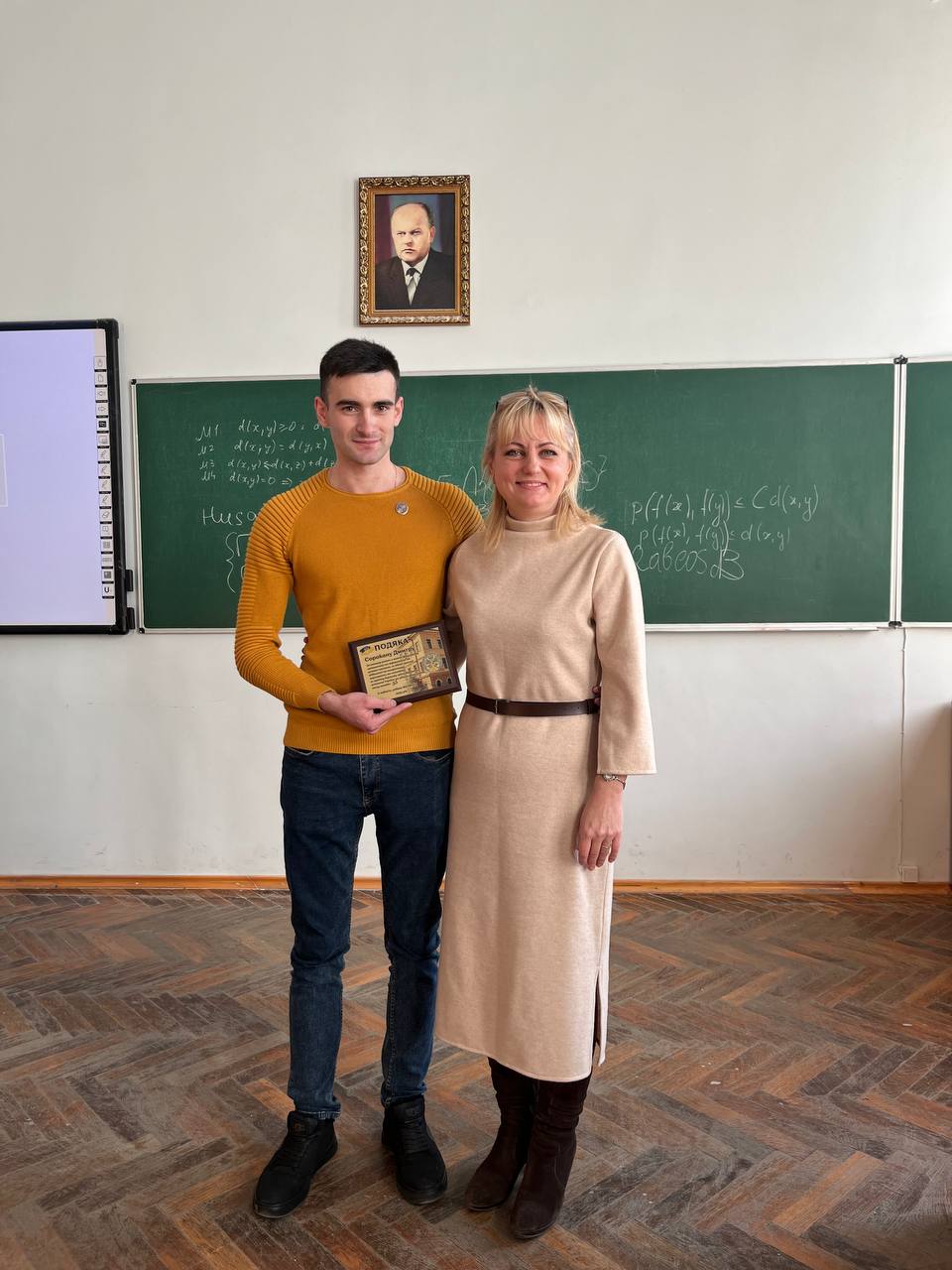 Деканка Ольга Мартинюк вручила подяку від факультету