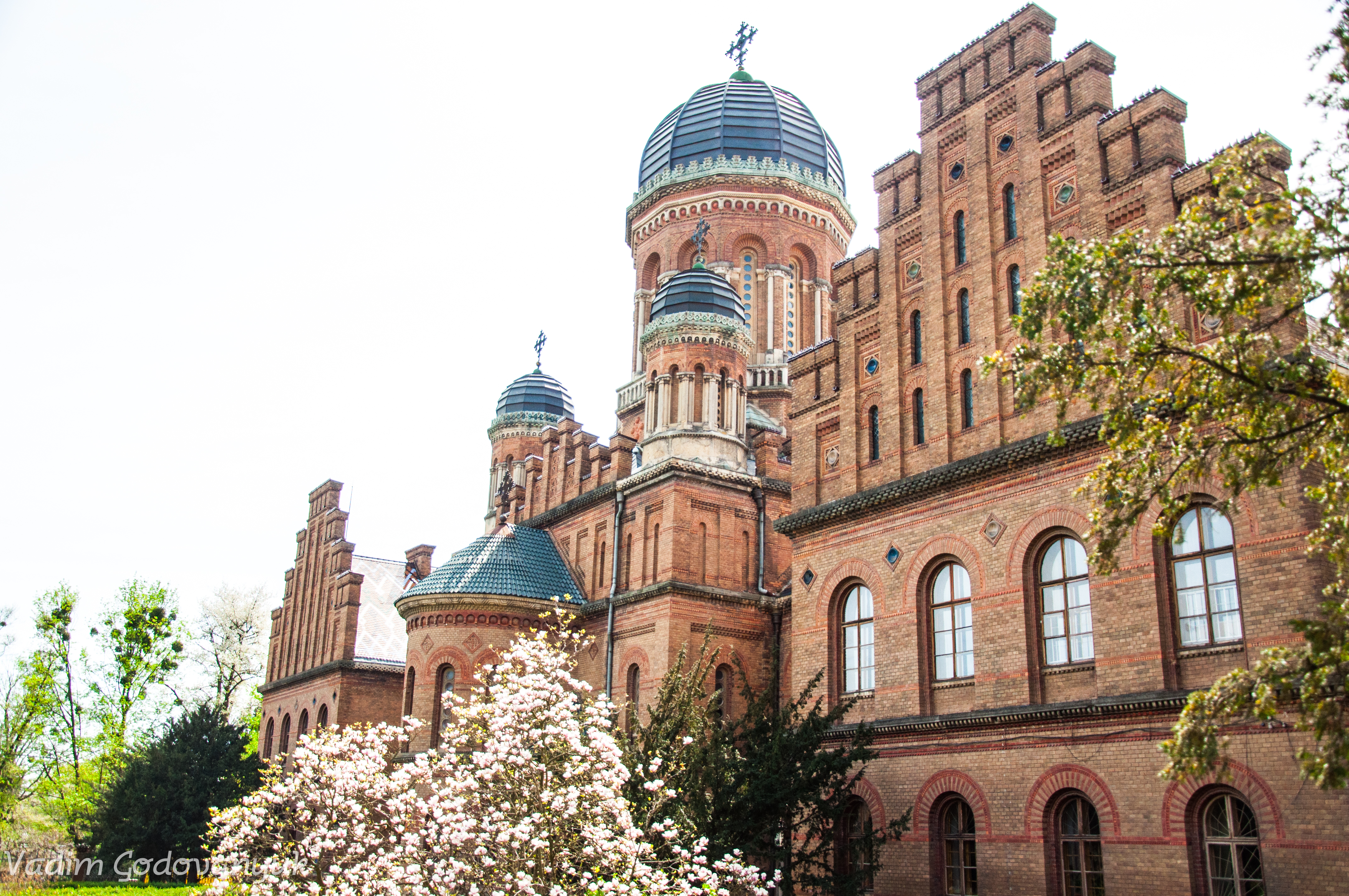 Розклад богослужінь страсного тижня та Великодня в університетському храмі Трьох Святителів 2025 року