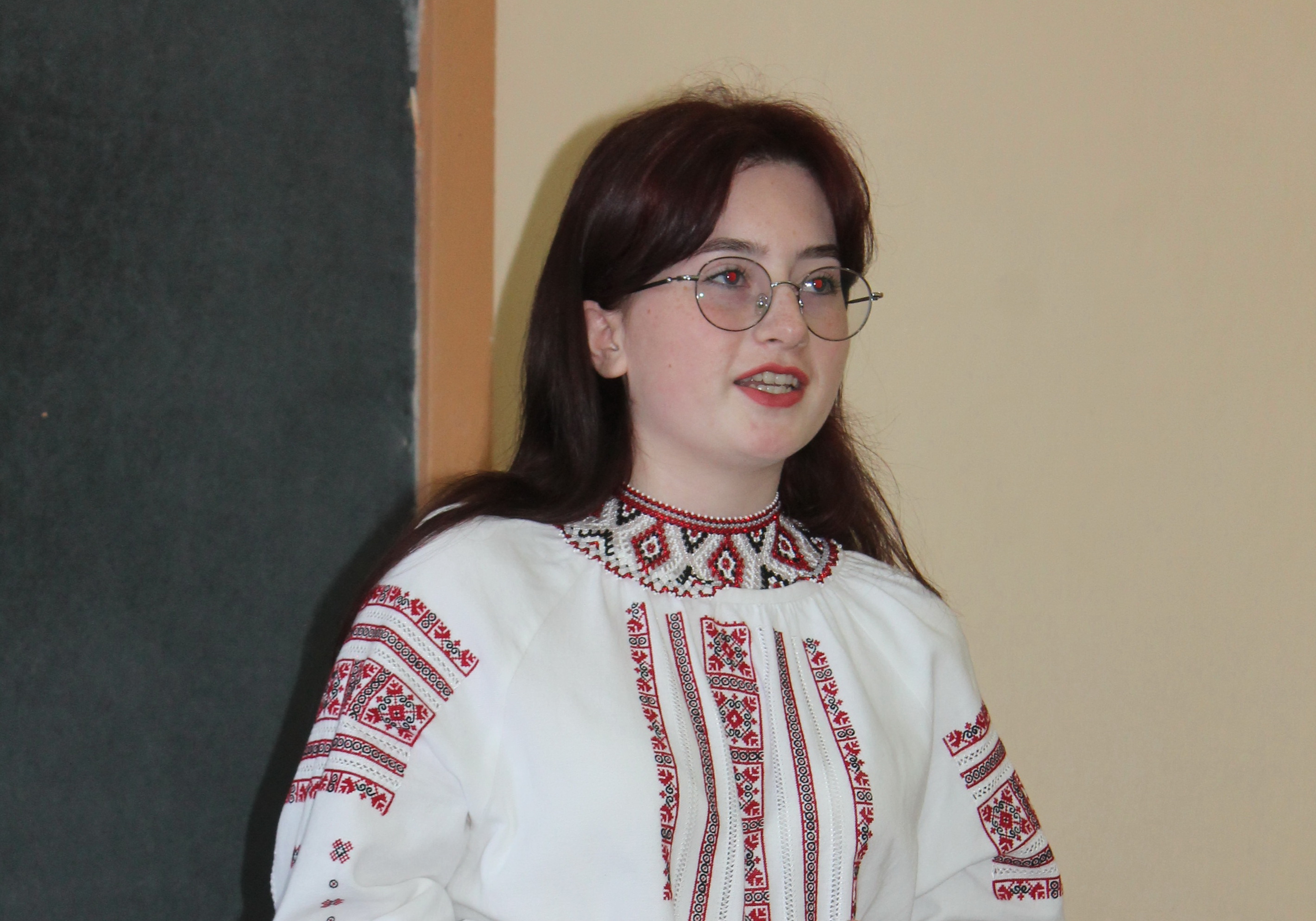 "Учітесь, читайте, І чужому научайтесь, Й свого не цурайтесь."