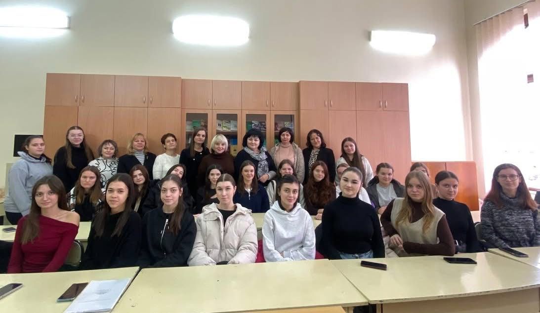 Першокурсники 101 та 103 груп спеціальностей «Середня освіта (українська мова та література)» та «Філологія (українська мова та література)» зробили черговий важливий крок у своєму студентському житті – розпочали шлях у науковому просторі українського слова зі знайомства з кафедрою сучасної української мови.