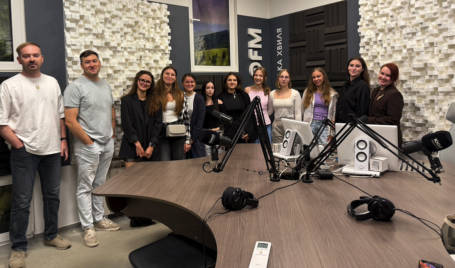 студенти за лаштунками Радіо 100 FM