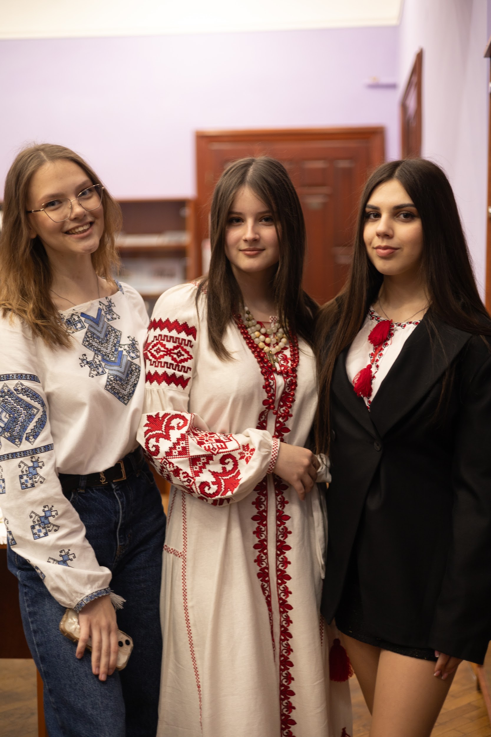 Чарівні студентки у вишиванках