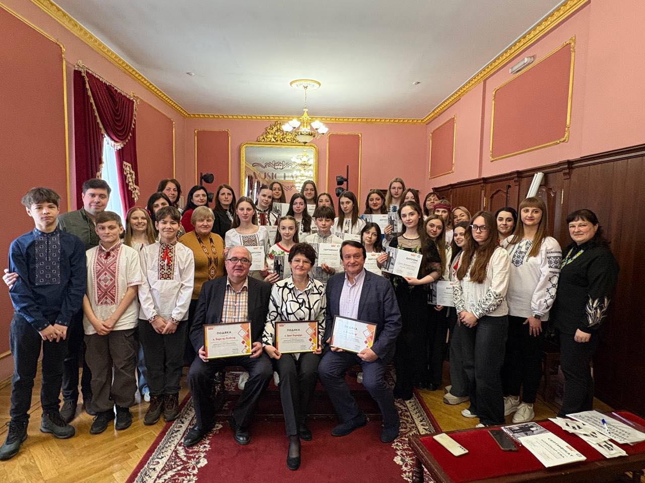 Спільне фото членів журі та учасників конкурсу