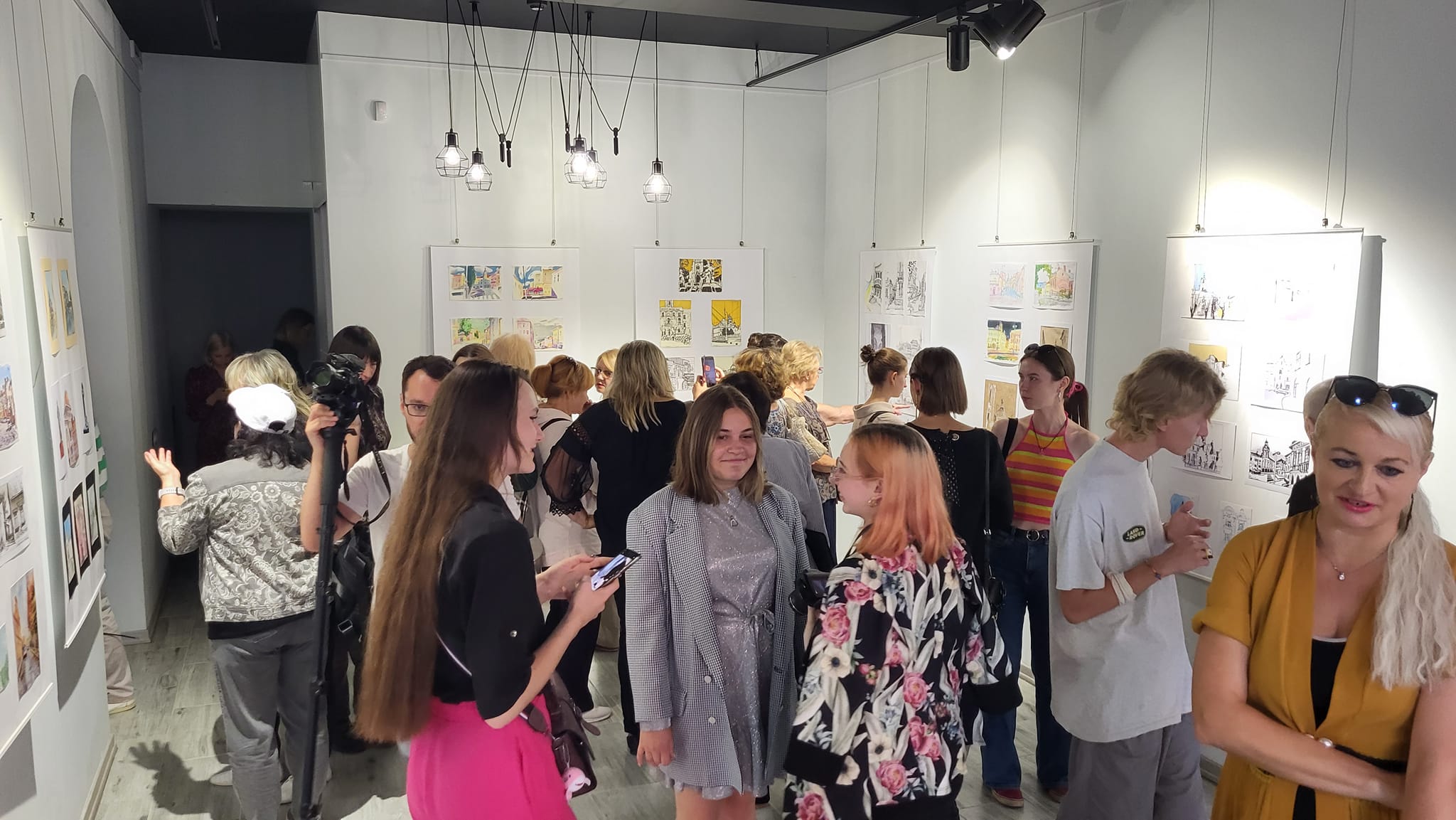 Вітаємо студентів кафедри містобудування та урбаністики Ольгу Пилипець 403, Вероніку Плеван 302, Дениса Тащука 303, Стефанишин Юлію 303 , які брали участь в організації та проведенні Міжнародної виставки скетчів "Міські замальовки Чернівців
