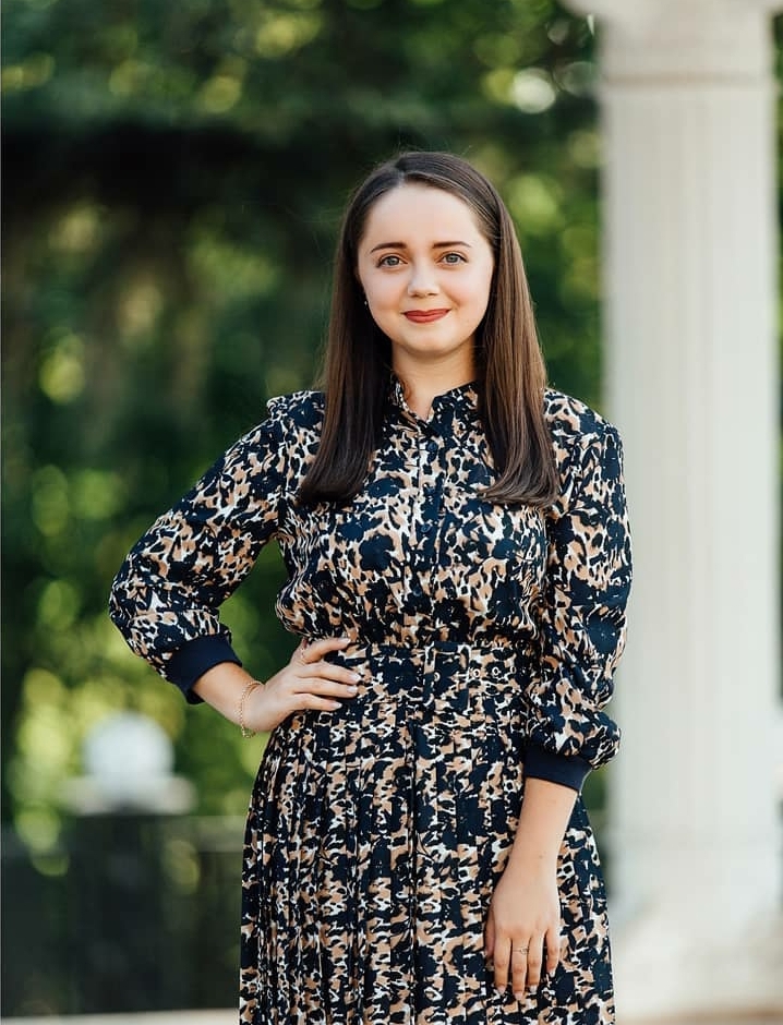 Марина РЕВЕГА – вчитель української мови та літератури в Колінковецькому ліцеї Топорівської сільської ради, випускниця 2020 року.
