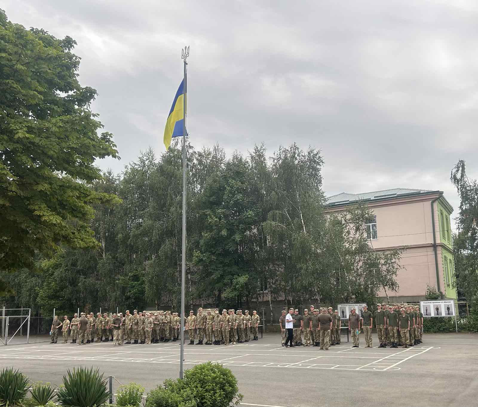 Шикування перед складанням присяги випускників 2023 року