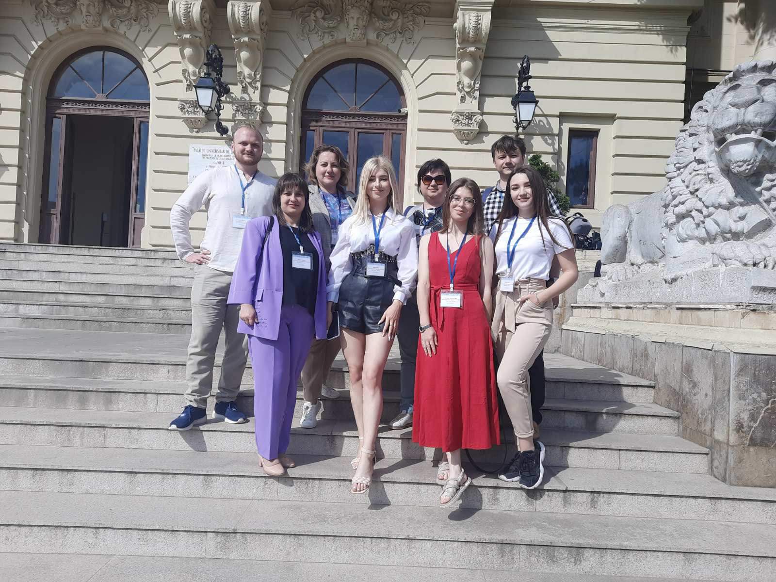  Представники Республіки Молдови (Яніна Казак, Інна Донос, Олександр Парахонко, Віктор Дінеску), Чернівці (Гушул Діана, Тарновецька Марія, Уляна Коваль, Діана Олар) - вхід в Центральний корпус Університета