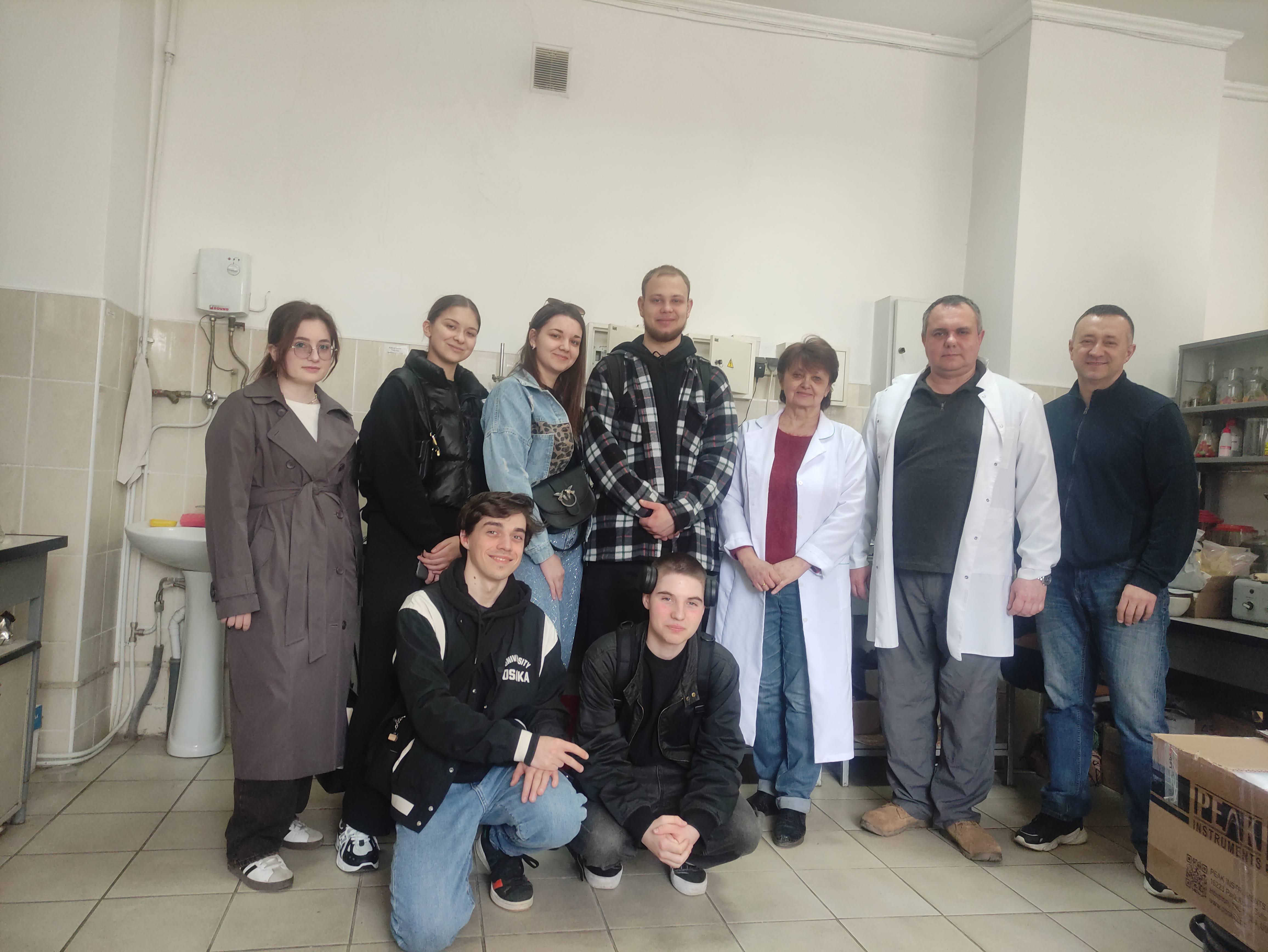 екскурсія до випробовувальної лабораторії