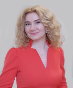 Сакрієр Оксана Леонідівна – Директор Департаменту освіти і науки Чернівецької обласної державної (військової) адміністрації, кандидат політичних наук 