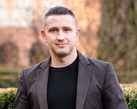 Попович Олексій Васильович – директор  Вашківецького закладу загальної середньої освіти І-ІІІ ступенів імені Івана Бажанського Вашківецької міської ради, вчитель історії, тренер в громадській спілці «Освіторія»