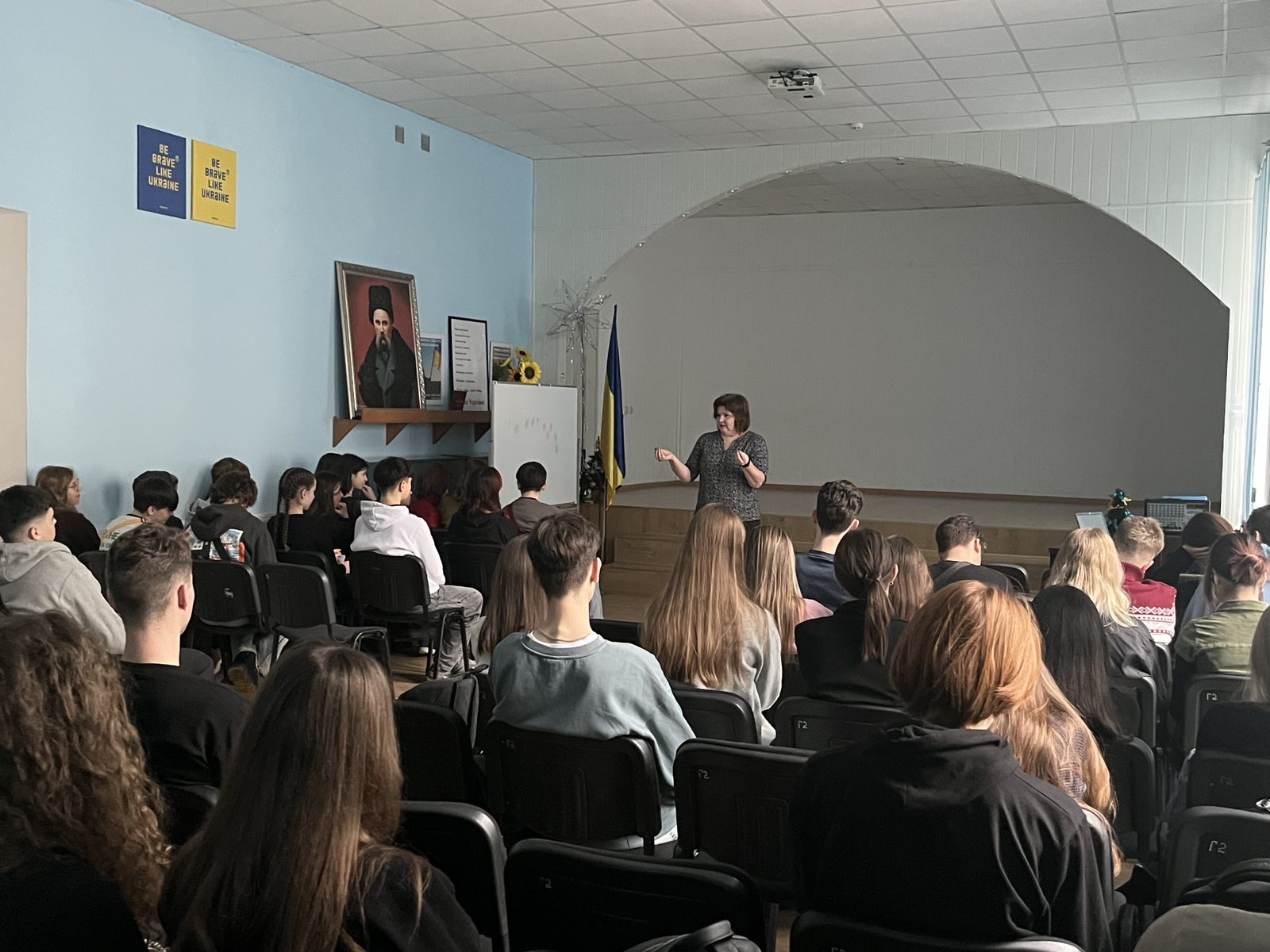 6 січня 2025 року доцент кафедри алгебри та інформатики Віра Сікора провела профорієнтаційну зустріч з учнями 10-11 класів Чернівецького багатопрофільного ліцею №11 «Престиж»