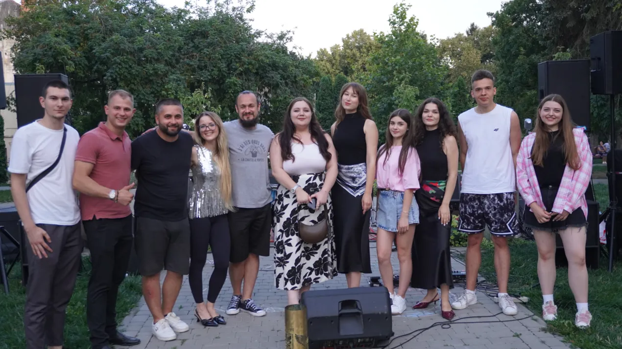 Літній вайб у сквері навпроти ЧНУ