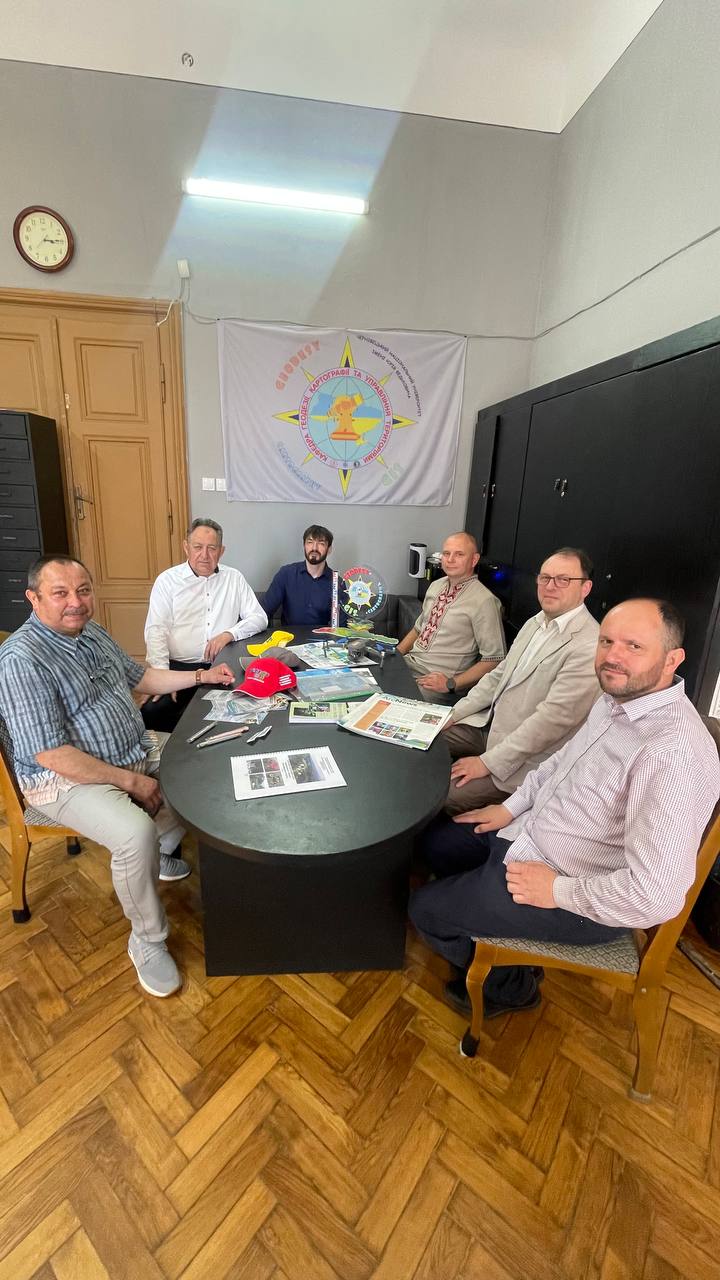 події