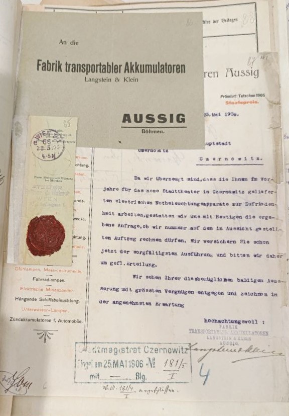 1. Печатка ФіГ; Лист фірми, яка настеляла рулонні підлоги; Грамота на закладку останього каменю з підписами бургмістра Е.Райса та інших головних міських чиновників.