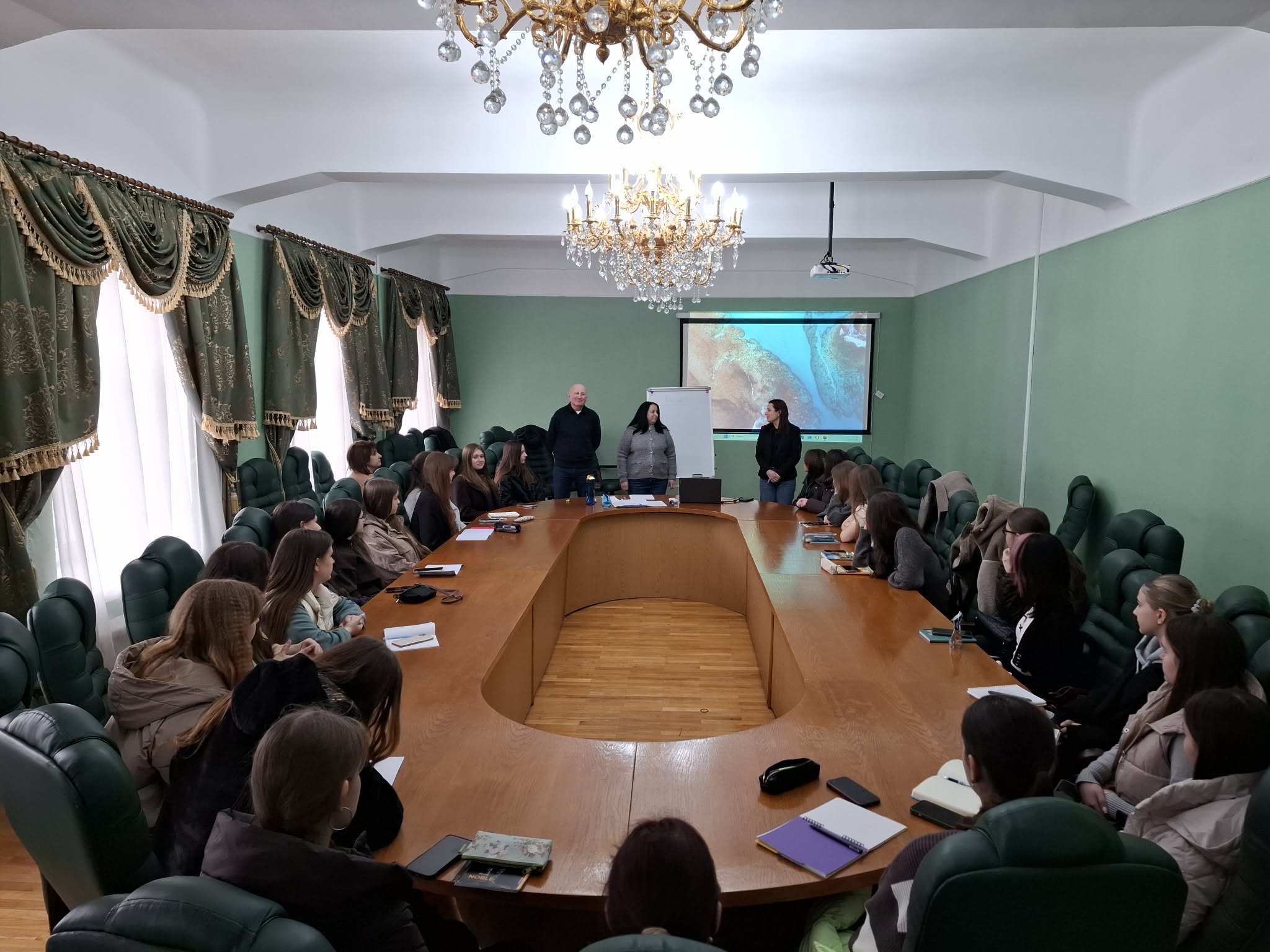 На кафедрі французької філології та перекладу Чернівецький національний університет імені Юрія Федьковича відбувся профорієнтаційний захід для учнів Чернівецький ліцей №10.