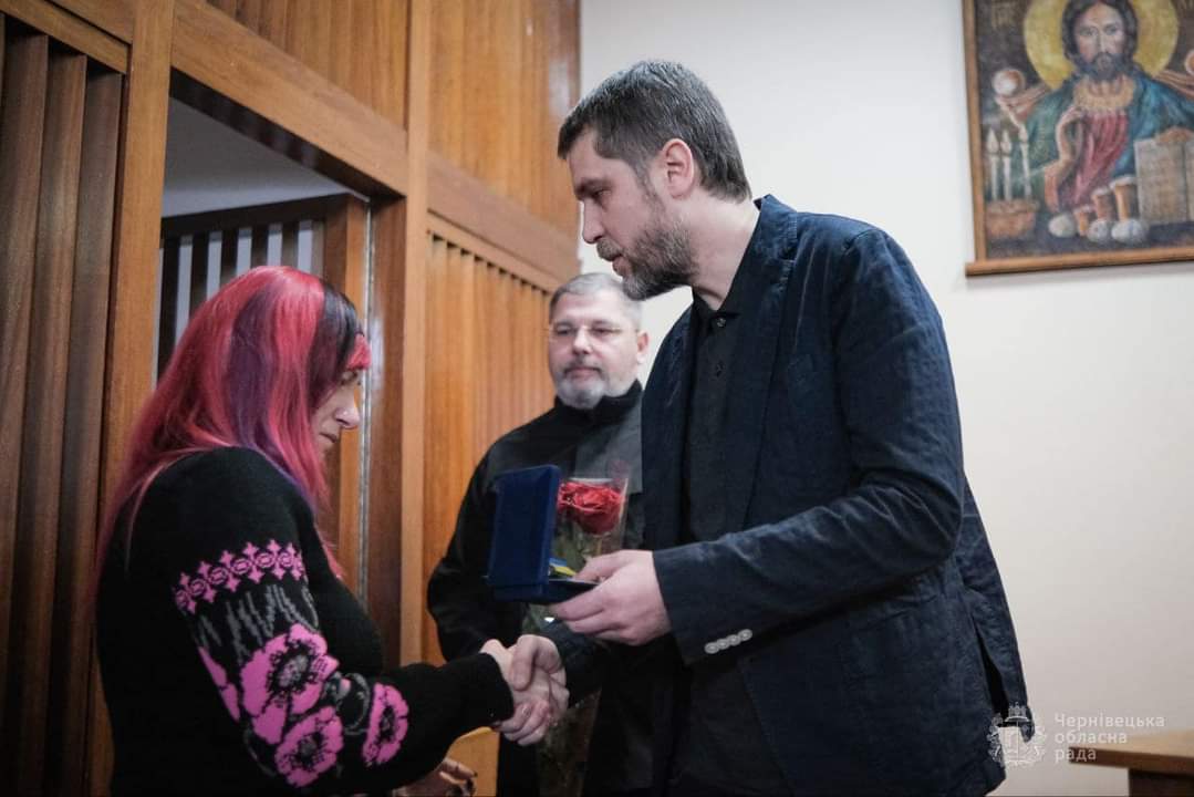 Мати Дмитра Герасименка отримує синову нагороду
