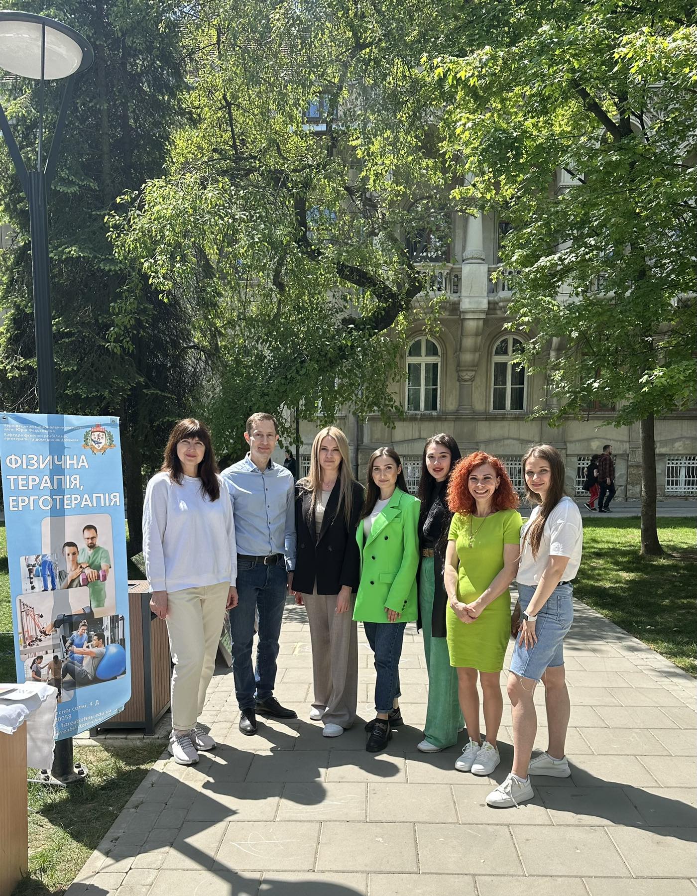 Студенти та викладачі кафедри фізичної реабілітації, ерготерапії та домедичної допомоги прийняли участь у науковому пікніку.