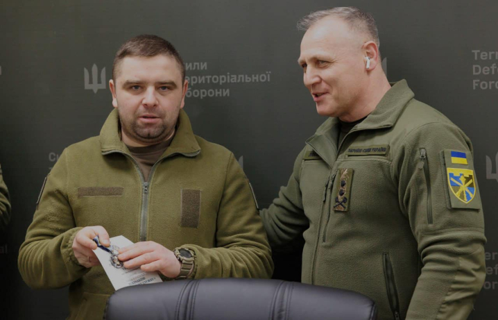 Головнокомандувач відзначив чернівецького журналіста Миколу Кобилюка нагрудною відзнакою "За сумлінну службу"