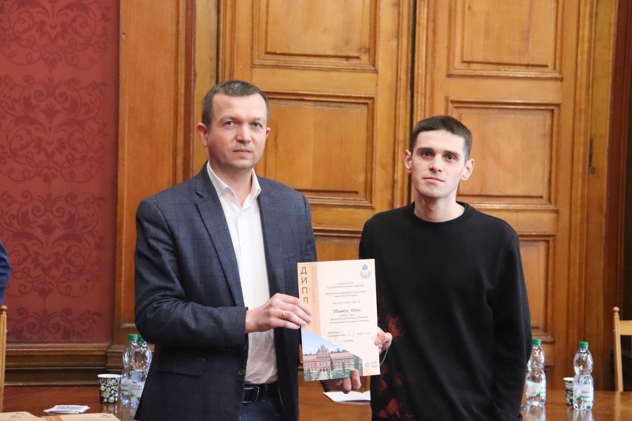 Модератор заходу, співголова оргкомітету – проректор з наукової роботи Андрій Саміла вручає диплом учаснику конференції