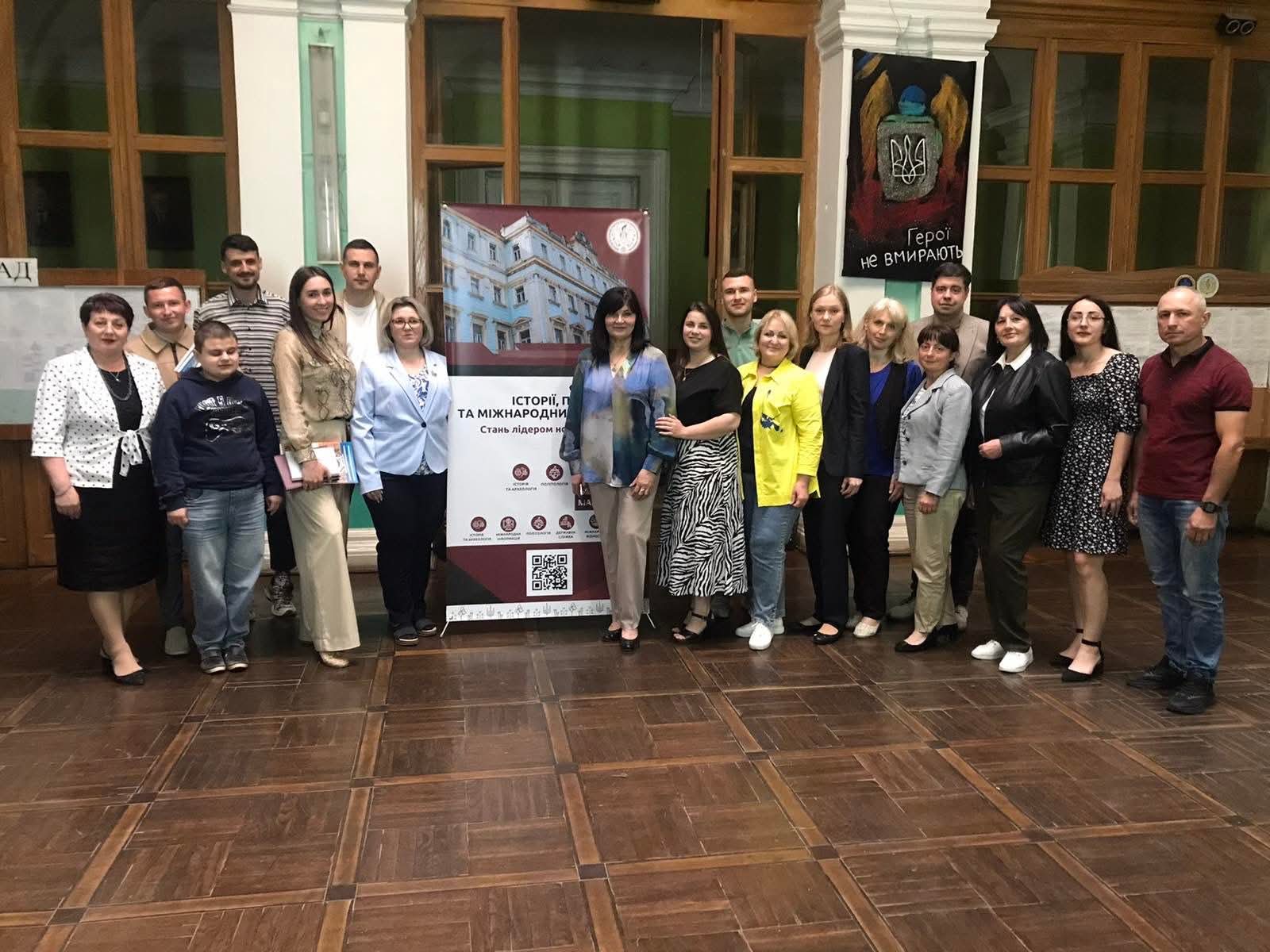 Круглий стіл «Сучасні виклики та перспективи розвитку суспільствознавчої освіти в школі». 