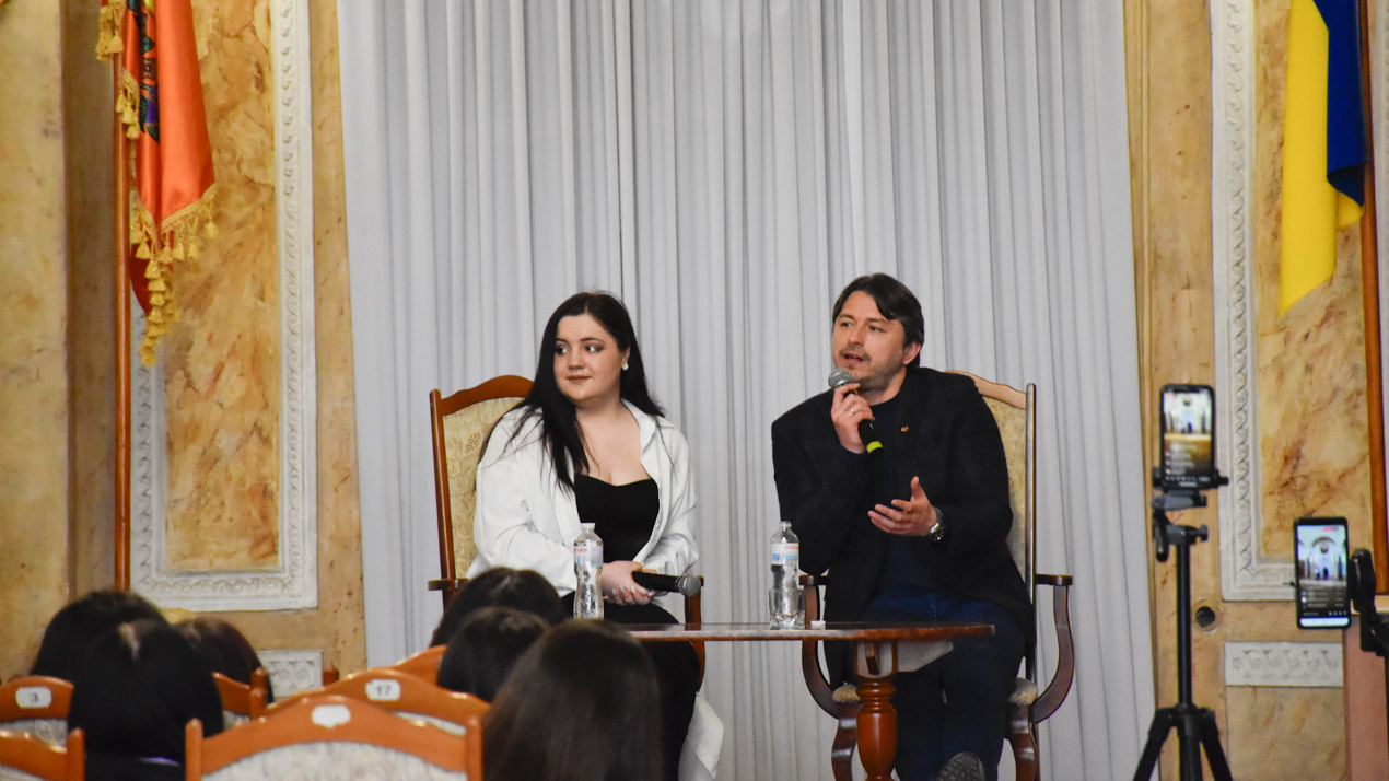 29 лютого у Мармуровій залі університету, за ініціативи Центр культури і дозвілля студентів Чернівецького національного університету імені Юрія Федьковича спільно з медіа платформою "Шпальта" відбулася захоплююча зустріч студентів з одним із найвідоміших волонтерів країни Сергієм Притулою! 