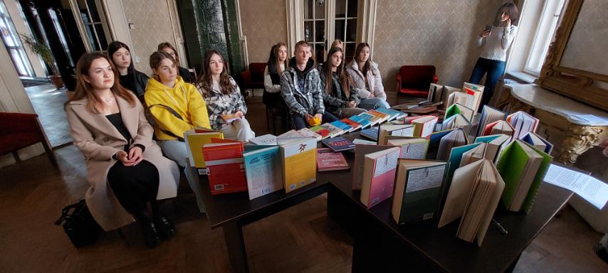 103 група в біліотеці. Шукаємо мотивацію!...)