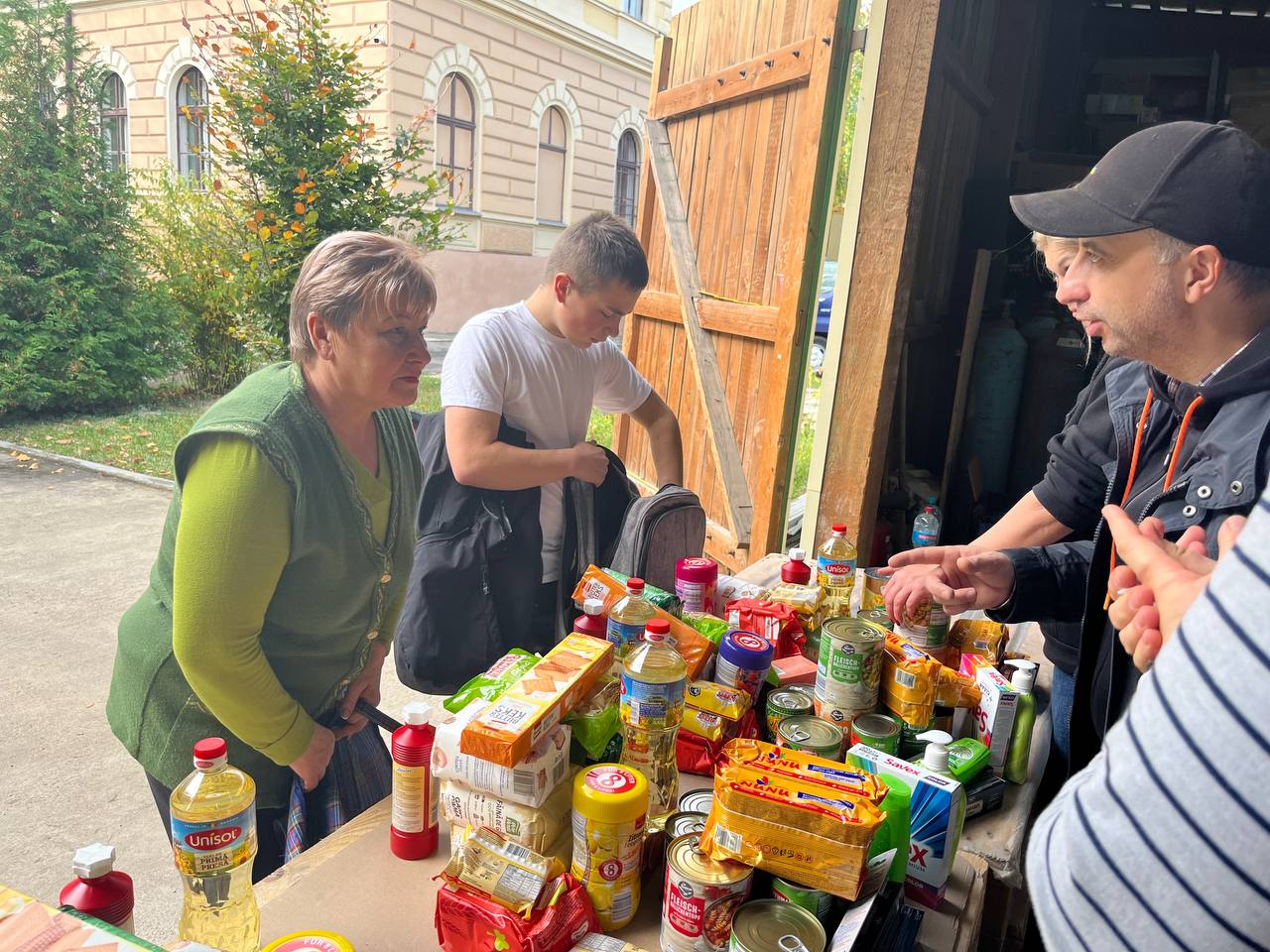 Видача гуманітарної допомоги