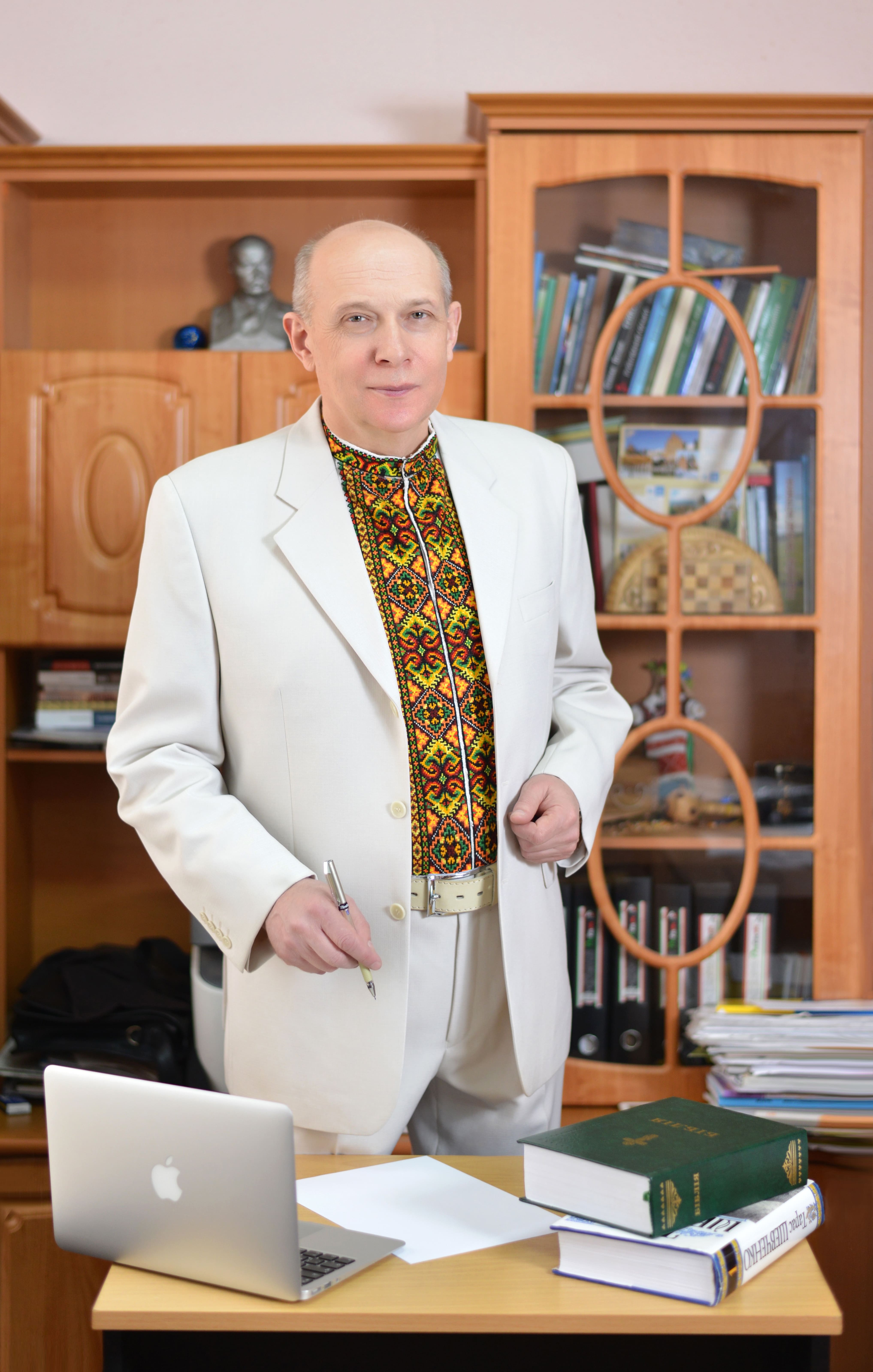 Професор ЧНУ – голова Чернівецької обласної організації Національної спілки письменників України