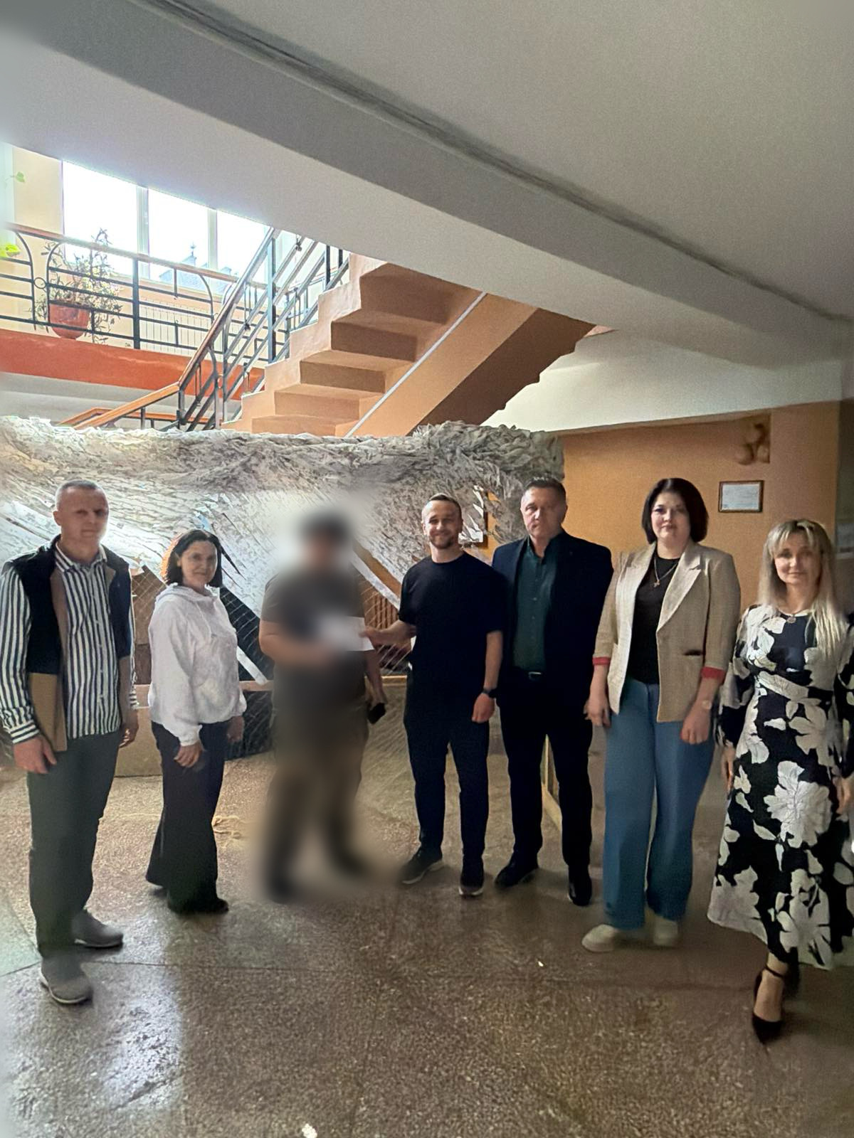 Колектив факультету фізичної культури, спорту та реабілітації продовжує активно підтримувати захисників України. Сьогодні на факультеті фізичної культури, спорту та реабілітації відбулася знакова зустріч, присвячена підтримці наших захисників. Декан факультету професор Юрій Мосейчук, голова профбюро, а також завідувачі кафедр зустрілися з представницею Збройних Сил України – військовою медикинею одного з військових підрозділів.