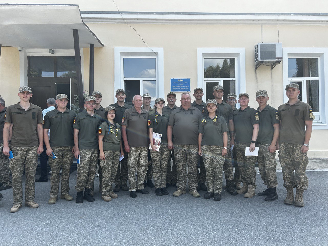 Випускний взвод артилерії з завідувачем кафедри Топчієм С.М. та наставником Козловим О.І.