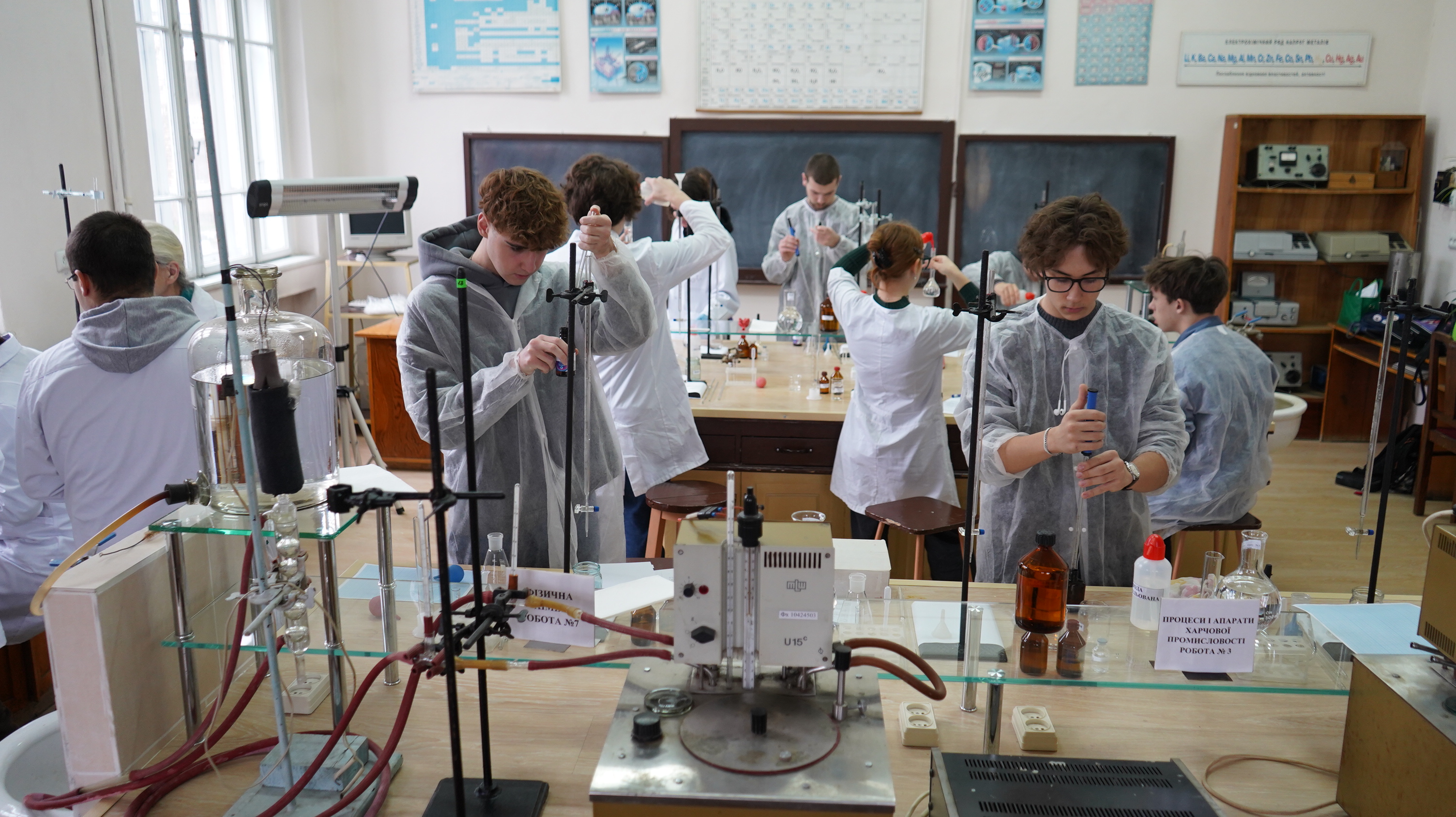 У Чернівцях на базі Чернівецького національного університету імені Юрія Федьковича стартувала поглиблена підготовка школярів Буковини до другого етапу Всеукраїнської олімпіади з хімії