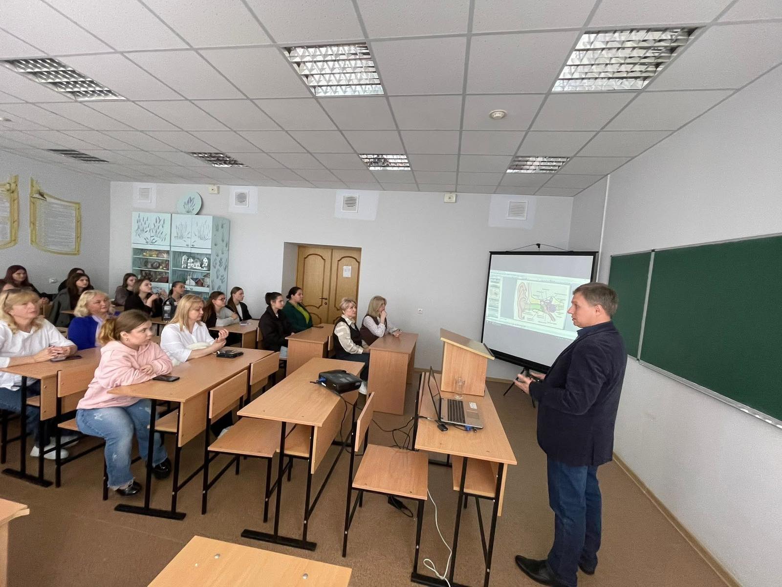 Відкрита лекція доктора педагогічних наук, професора кафедри сурдопедагогіки та сурдопсихології ім. М.Д. Ярмаченка (УДУ ім. М. Драгоманова), керівника ГО «Академія спеціальної освіти» та всеукраїнського проєкту з реабілітації осіб з кохлеарними імплантами Володимира Шевченка