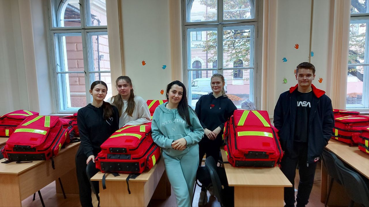 Студентки 106 групи долучилися до допомоги