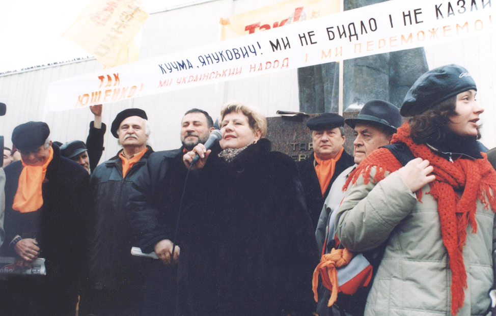 2004 р. На трибуні Помаранчевого майдану, під студентськими гаслами