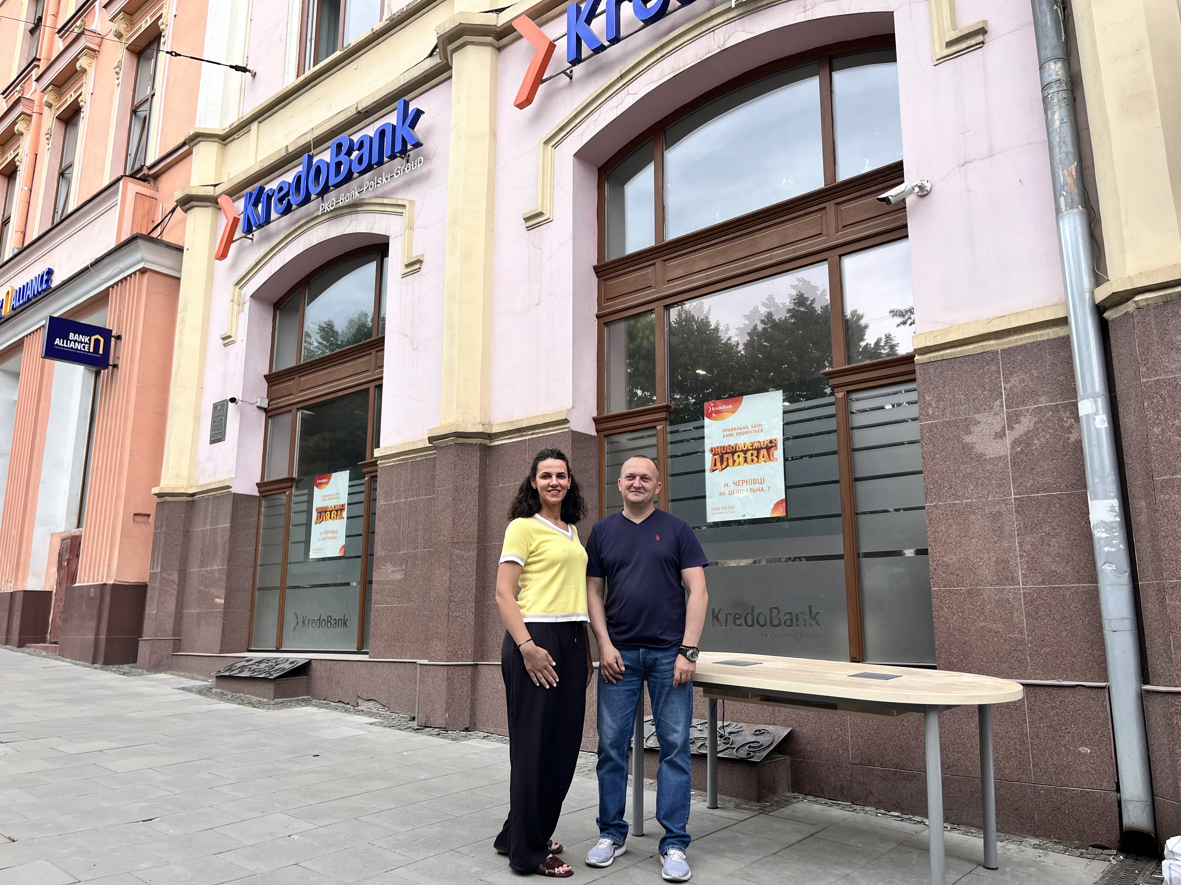 Кредобанк вкотре передав офісні меблі для потреб ЧНУ
