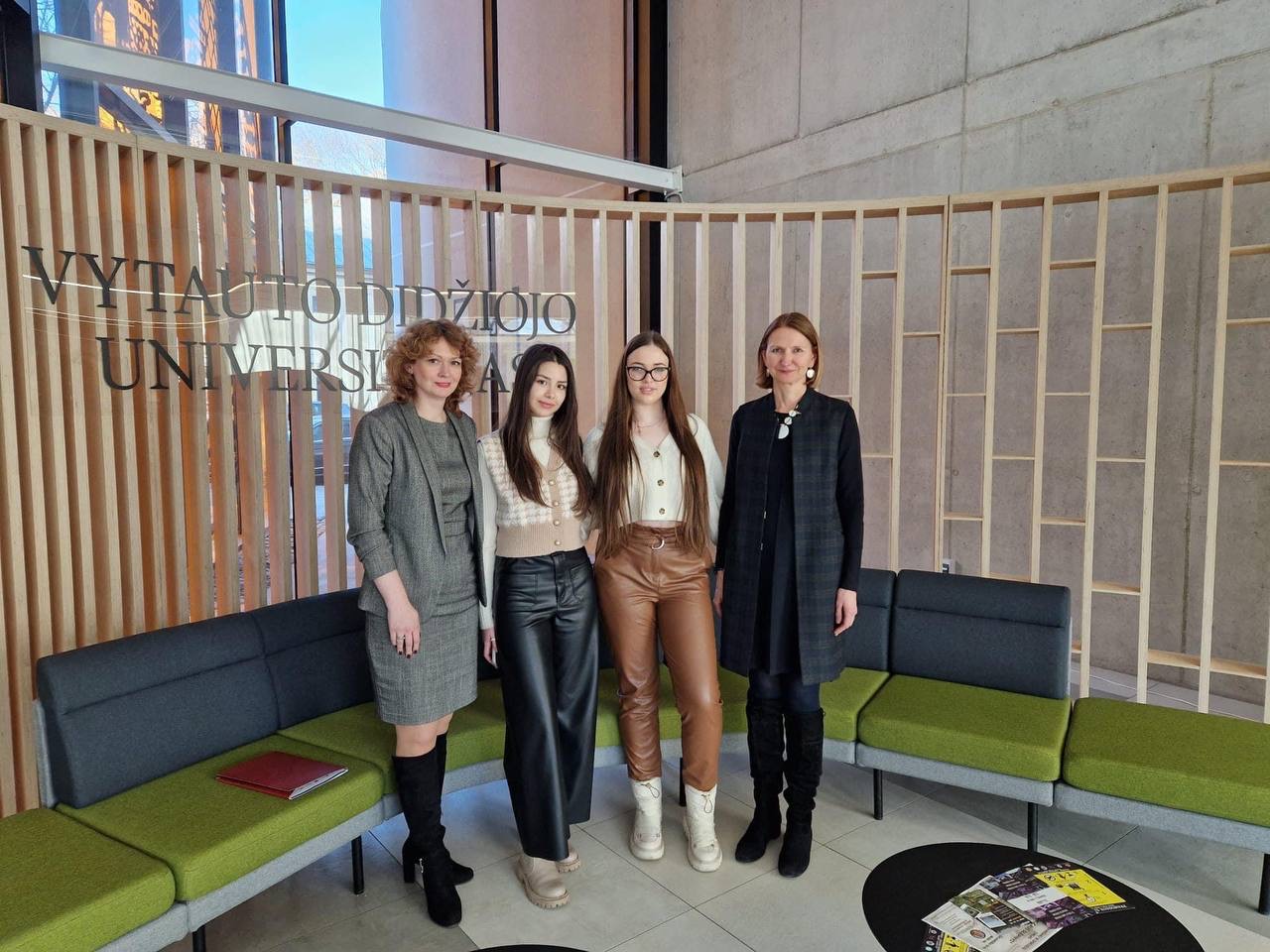 Фото студентів та викладача в Університеті Вітовта Великого