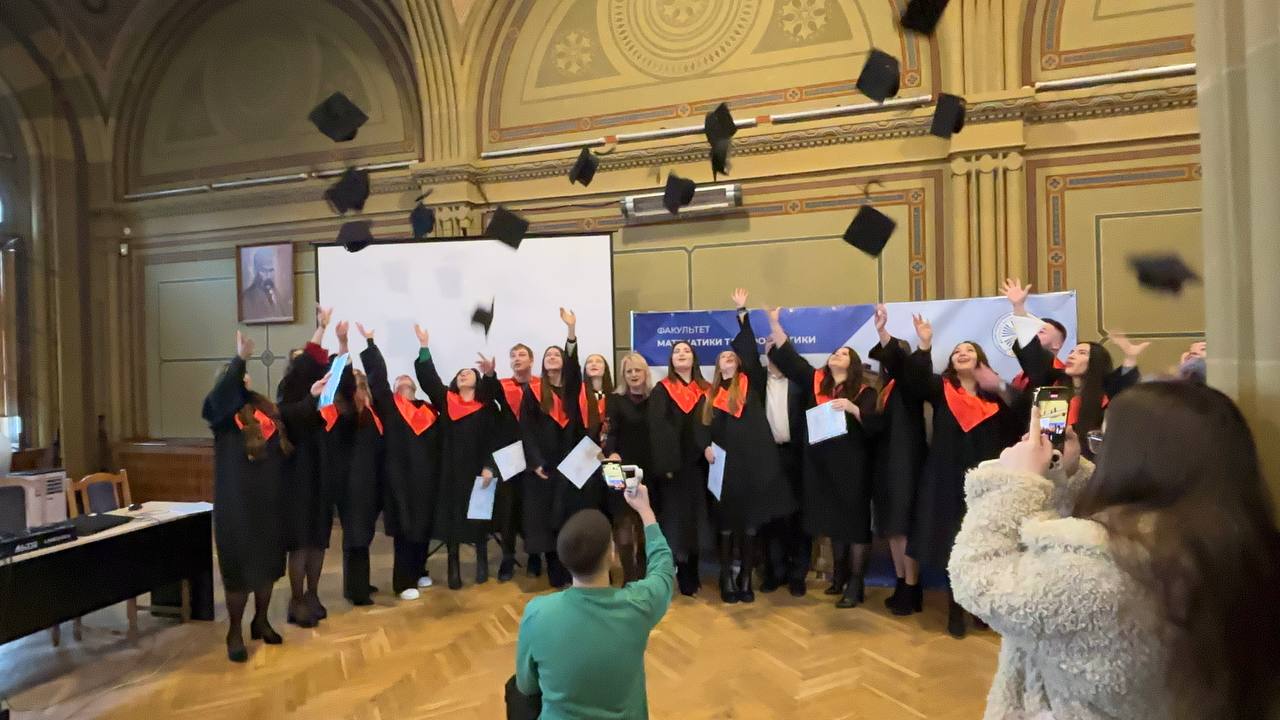 28 грудня 2024 року в Шевченківській залі Чернівецького національного університету імені Юрія Федьковича відбулася урочиста церемонія вручення дипломів 88 випускникам-магістрам факультету математики та інформатики