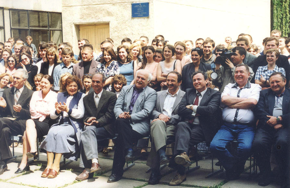 Університетська атмосфера 1990-их. Серед студентів і викладачів – фізиків та оптиків