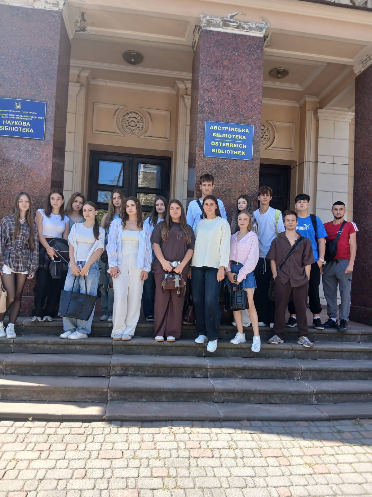 Практичне заняття першокурсників у Науковій бібліотеці ЧНУ імені Юрія Федьковича