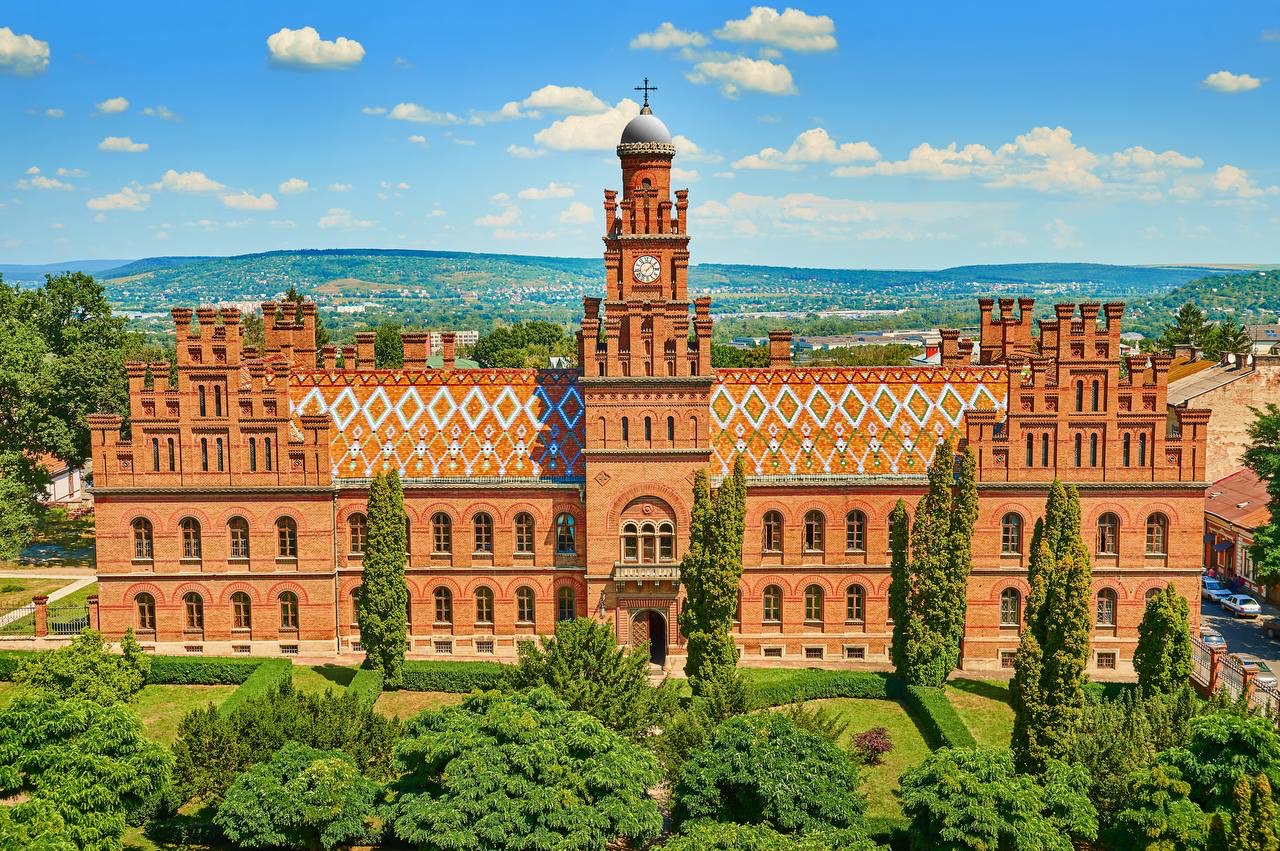 Навчальний корпус №4. Географічний факультет Чернівецького національного університету імені Юрія Федьковича (колишній Монастирський корпус Резиденції митрополитів Буковини та Далмації)